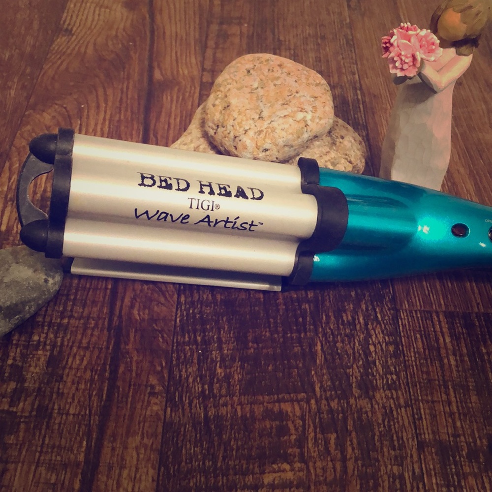 Hot iron for wavy beach hair
